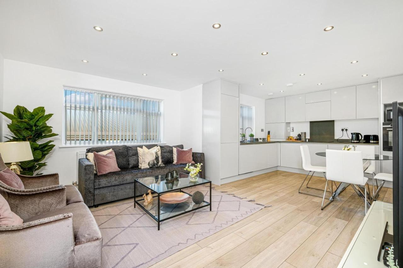 St Martins House Luxury 2 Bedroom Apartments Ruislip By 360Stays Eksteriør bilde