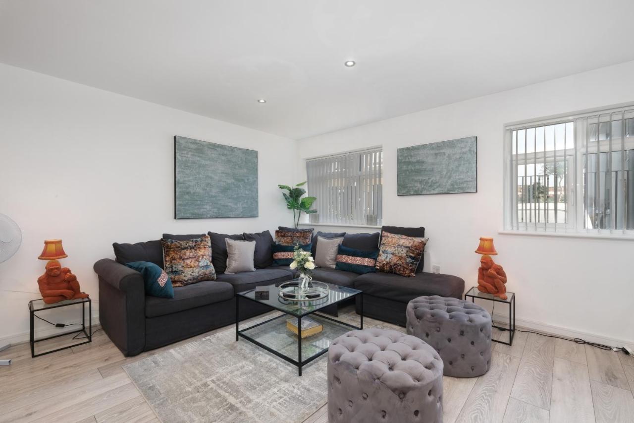 St Martins House Luxury 2 Bedroom Apartments Ruislip By 360Stays Eksteriør bilde