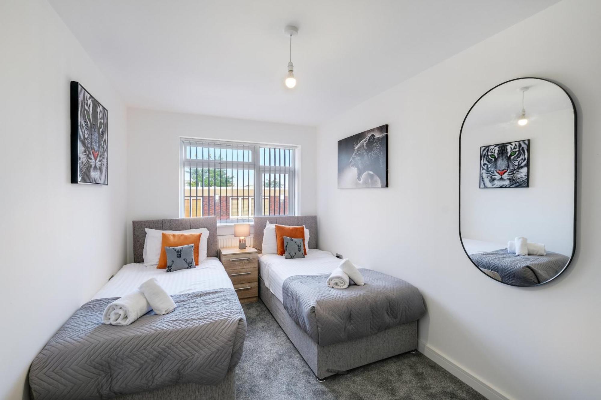 St Martins House Luxury 2 Bedroom Apartments Ruislip By 360Stays Eksteriør bilde